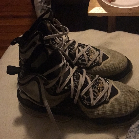 I’m selling these lebron 19